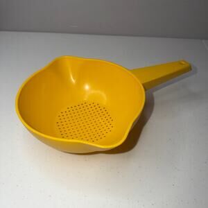 Vintage Tupperware Yellow 1 quart Kitchen Double Spout Colander Strainer